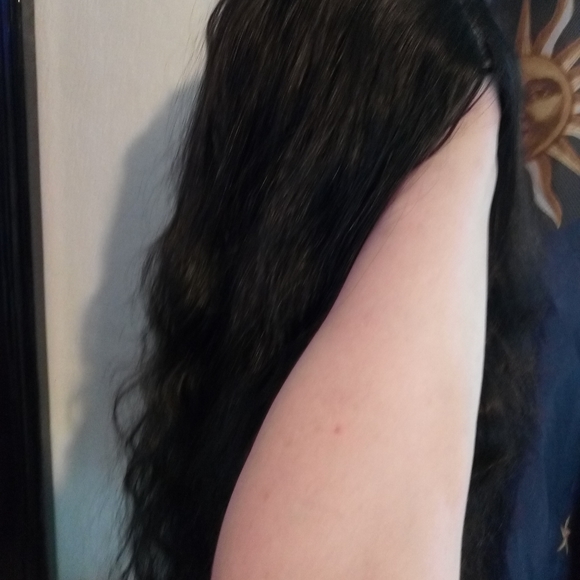 23" SYNTHETIC BLACK WAVY WIG - Picture 2 of 4